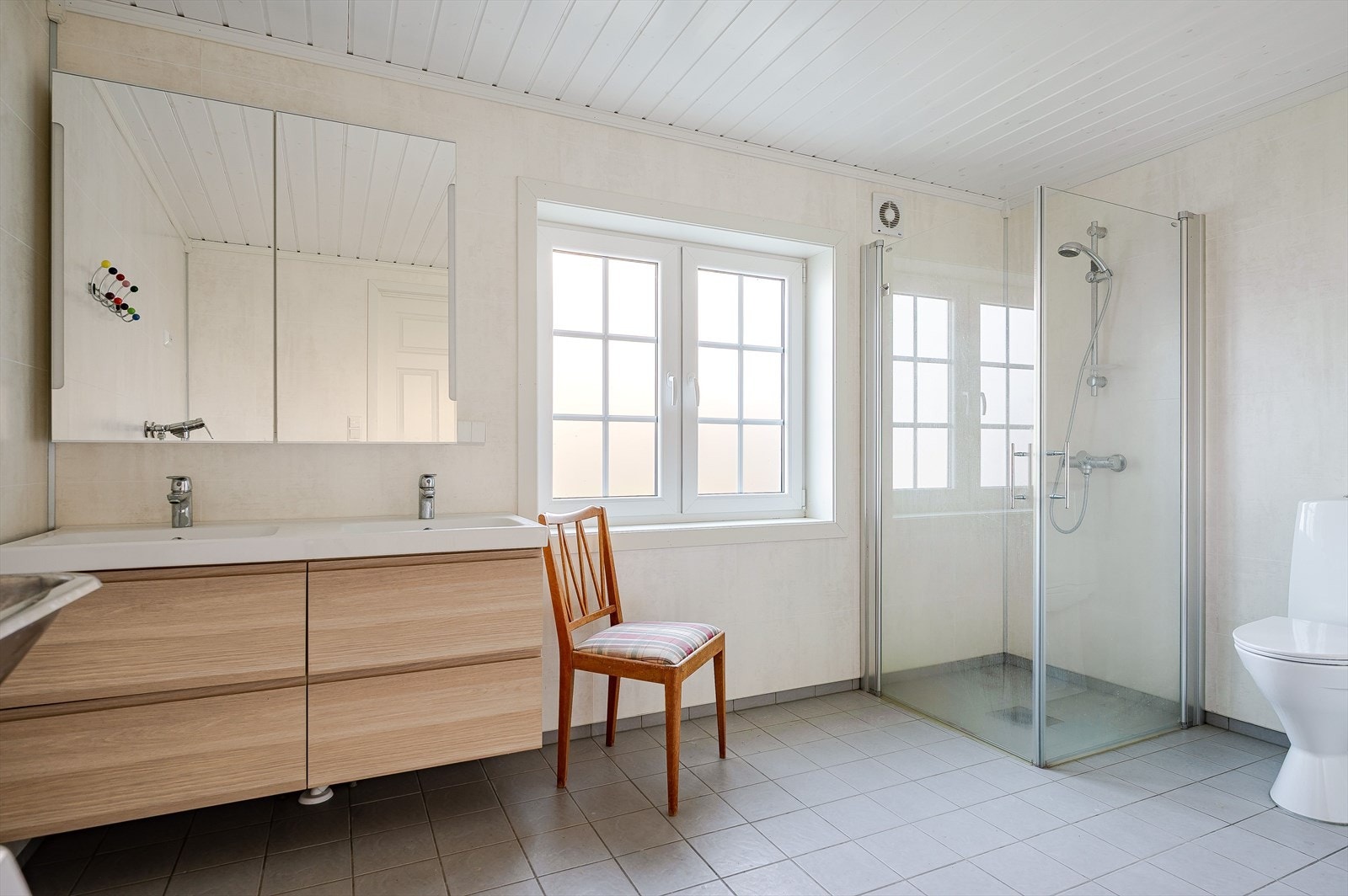 Lyst og pent baderom oppusset i 2018. Baderommet er utstyrt med innredning med dobbel servant, speilskap, dusjhjørne med innfellbare glassdører og gulvstående toalett. Galleribilde