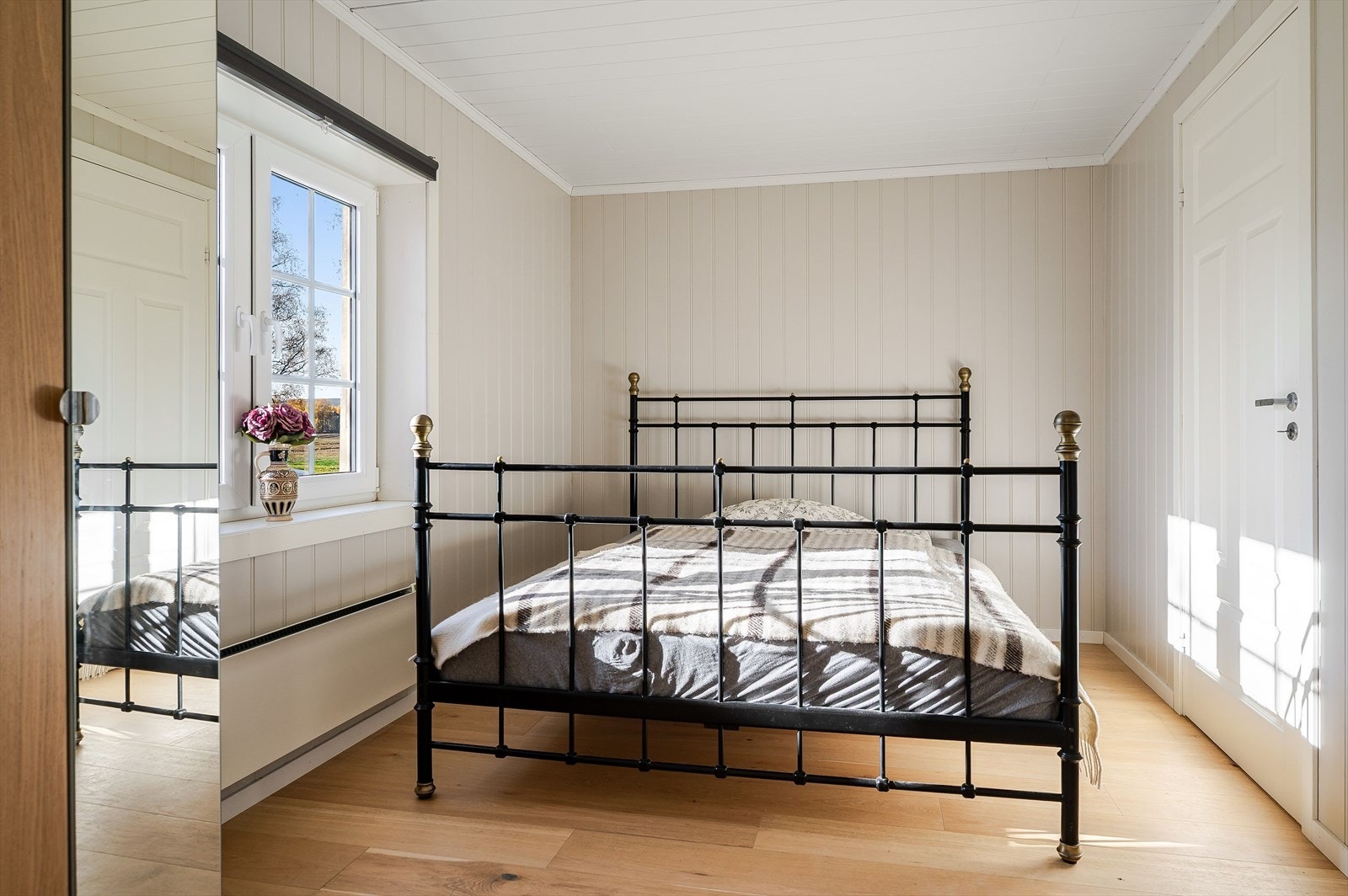 Soverom med enstavs parkett på gulv og oppbevaringsplass i medfølgende garderobeskap. Galleribilde