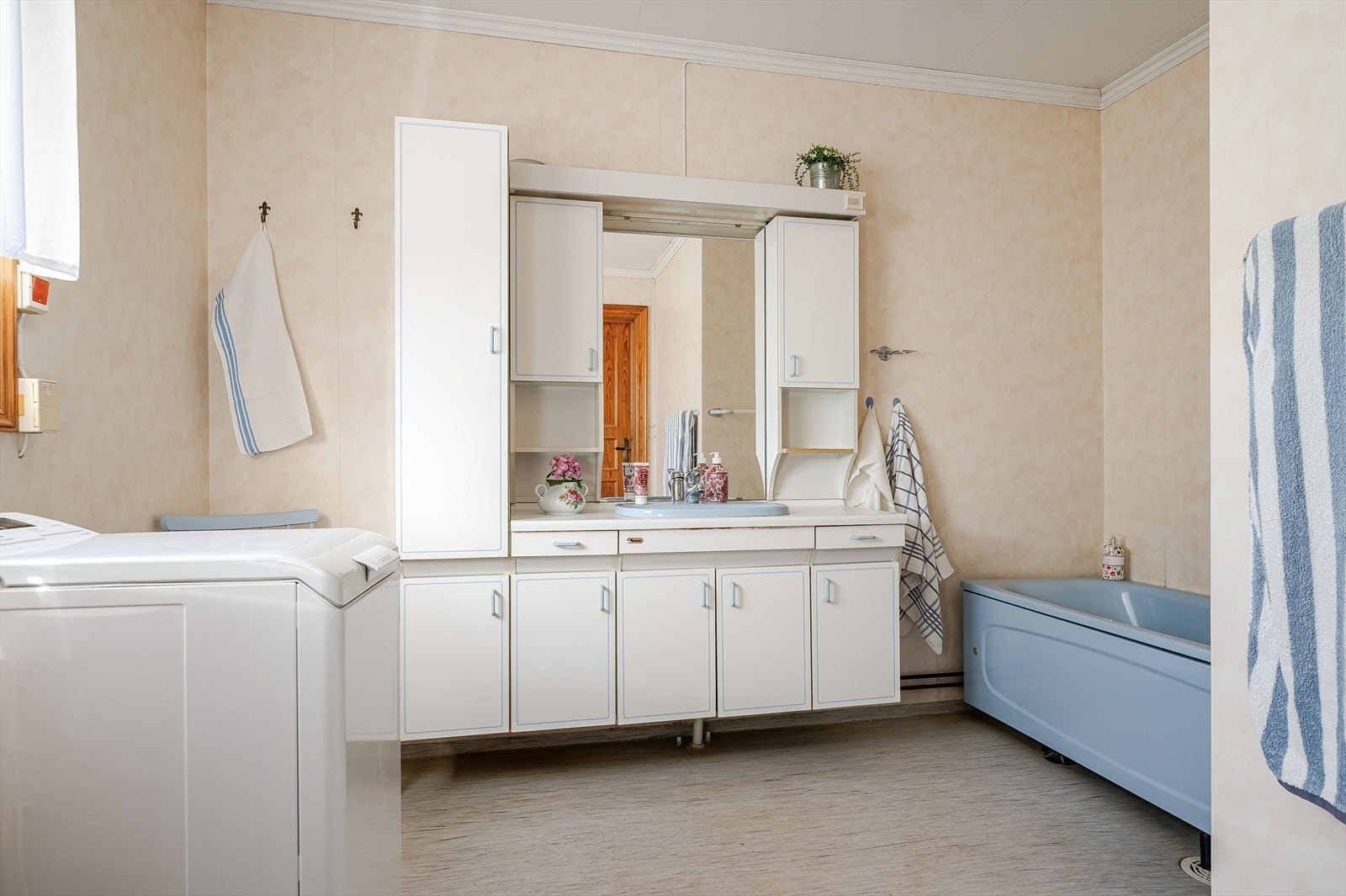 Vegg-i-vegg med toalettrommet har du et eldre bad/vaskerom fra 1986. Baderommet har fått TG3 i tilstandsrapporten og må oppgraderes for å tåle normal bruk etter dagens krav. Galleribilde