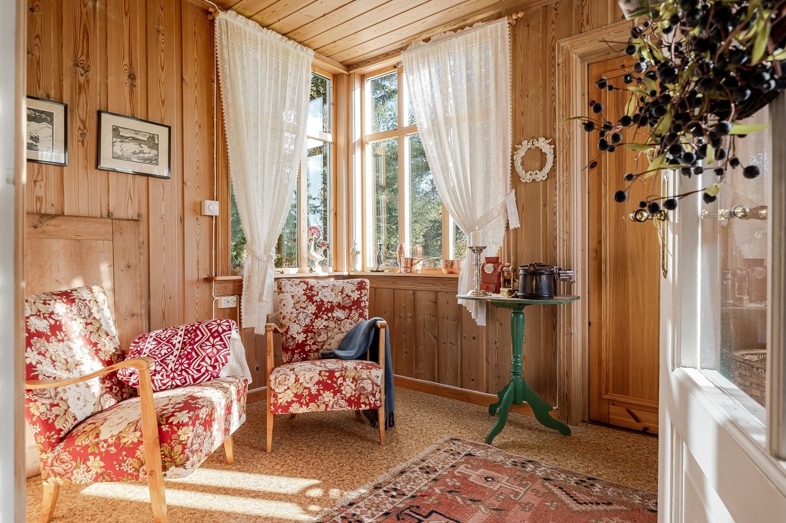 Fra spisestuen kommer du ut til en koselig innglasset veranda. Galleribilde