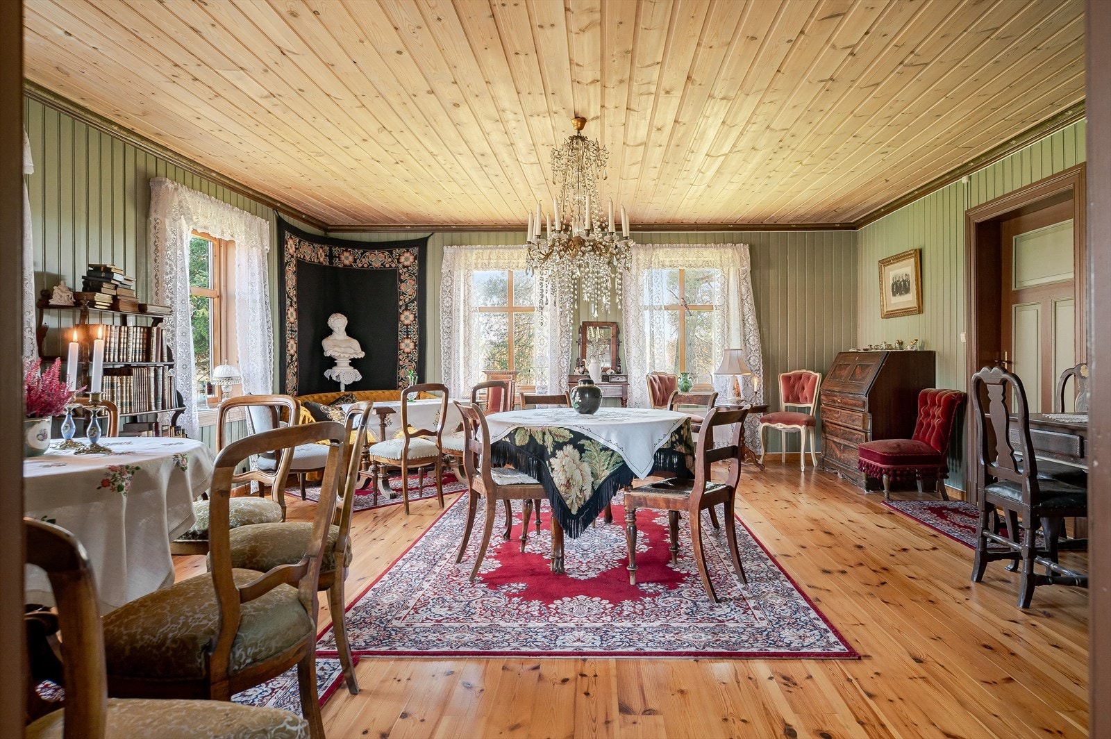 Flere store klassiske vinduer mot to ulike himmelretninger sørger for rikelig med naturlig lys. Galleribilde