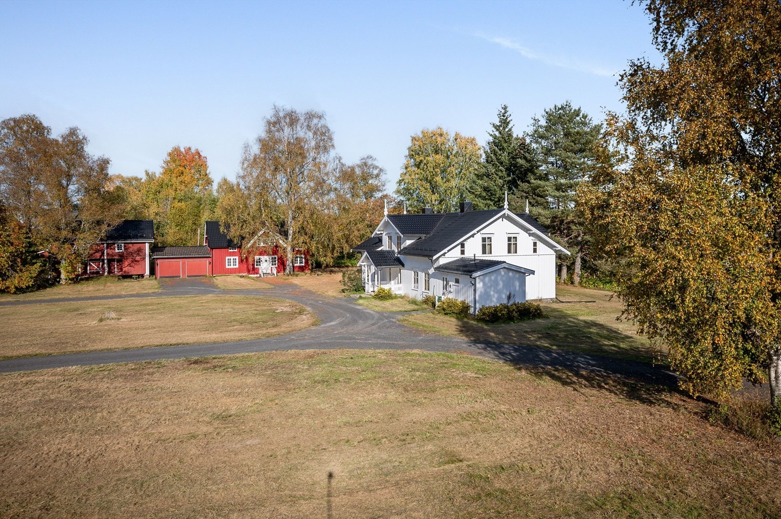 Tunet er ryddig og pent opparbeidet med plenarealer, trær og gruslagte veier. Galleribilde