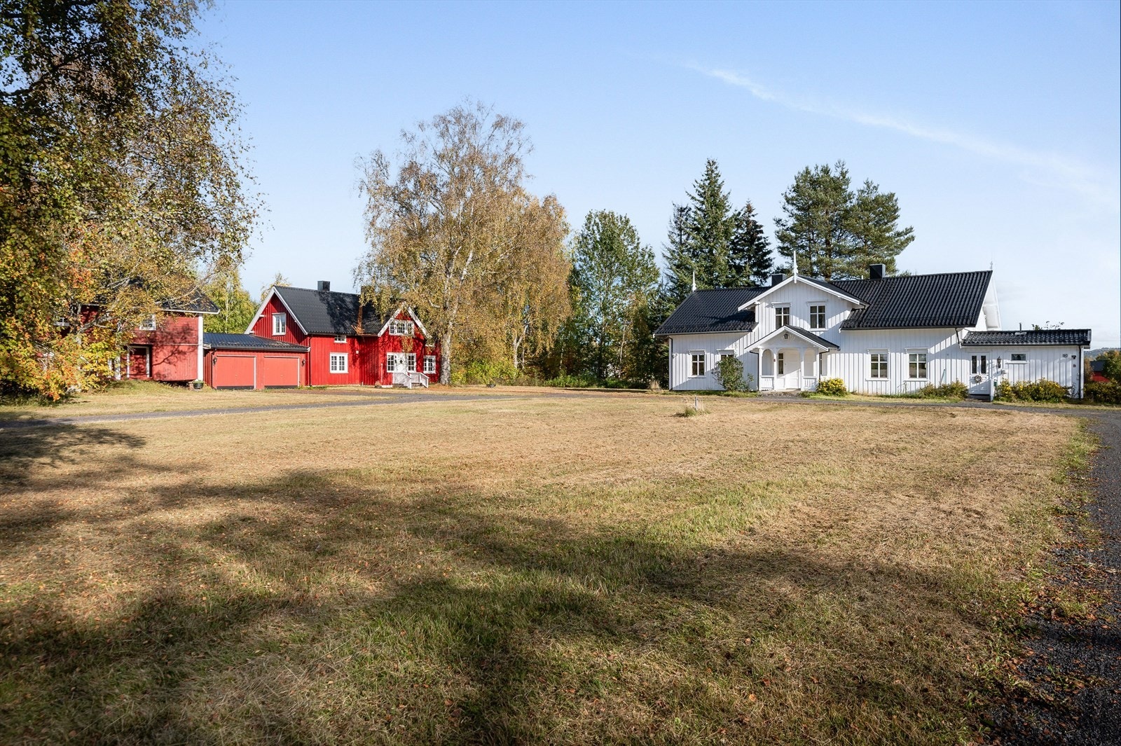 Hovedhuset (Lauta 90) er en hvit klassisk sveitservilla fra ca. 1899. Galleribilde