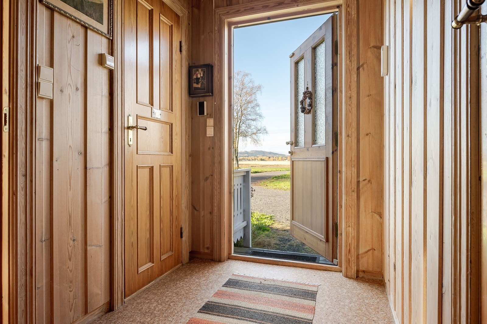 Boligen ble tilbygget med bi-inngang, toalettrom og bad/vaskerom i 1986. Galleribilde