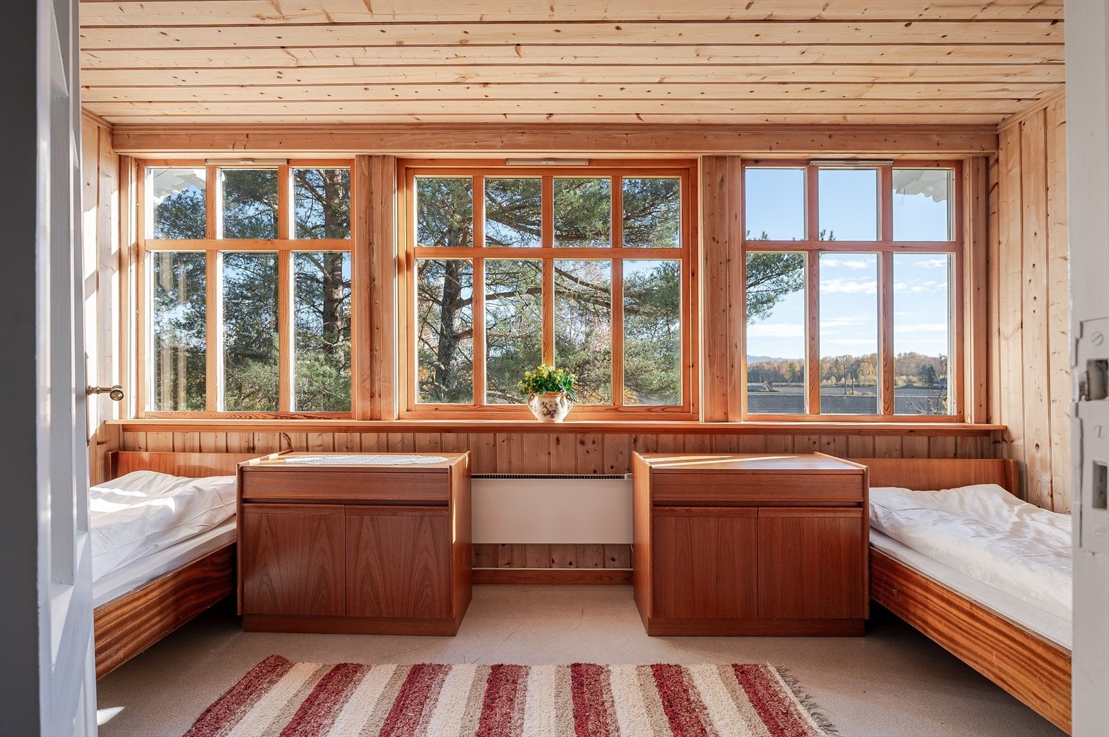 Fra stuen er det videre adkomst til en nydelig rom med store flotte vinduer som åpner opp for det naturskjønne utsynet. Galleribilde