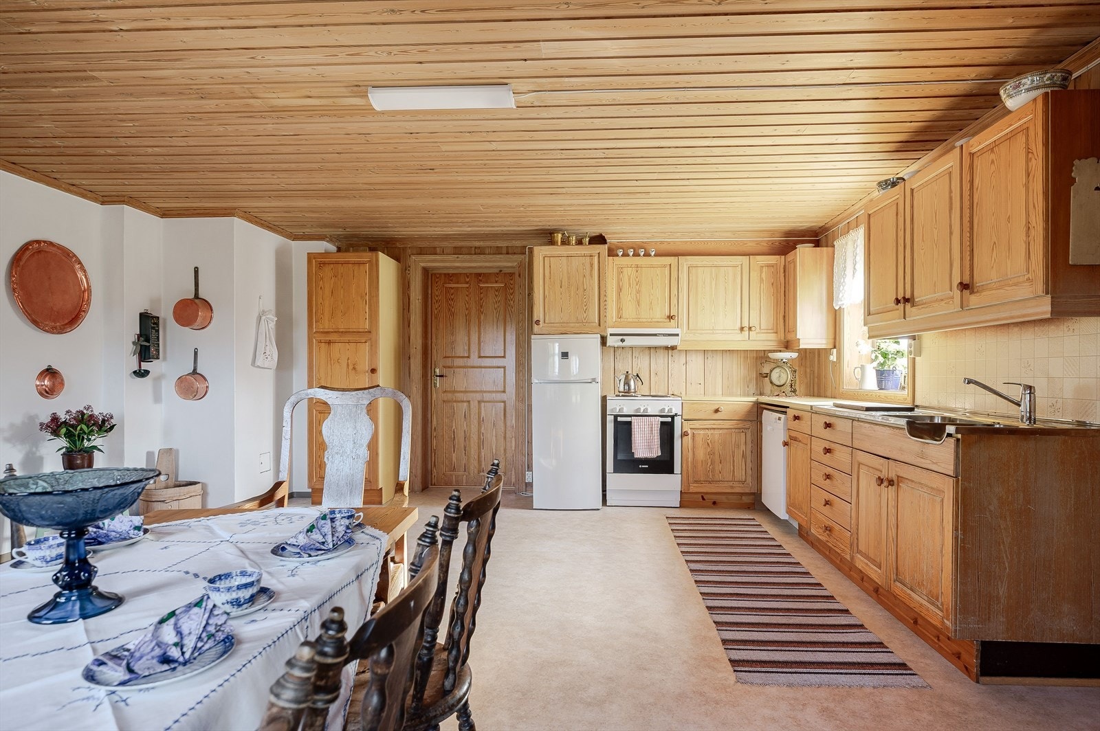 Kjøkkeninnredning har profilerte fronter, laminert benkeplate og benkebeslag med nedfelt oppvaskkum. Galleribilde