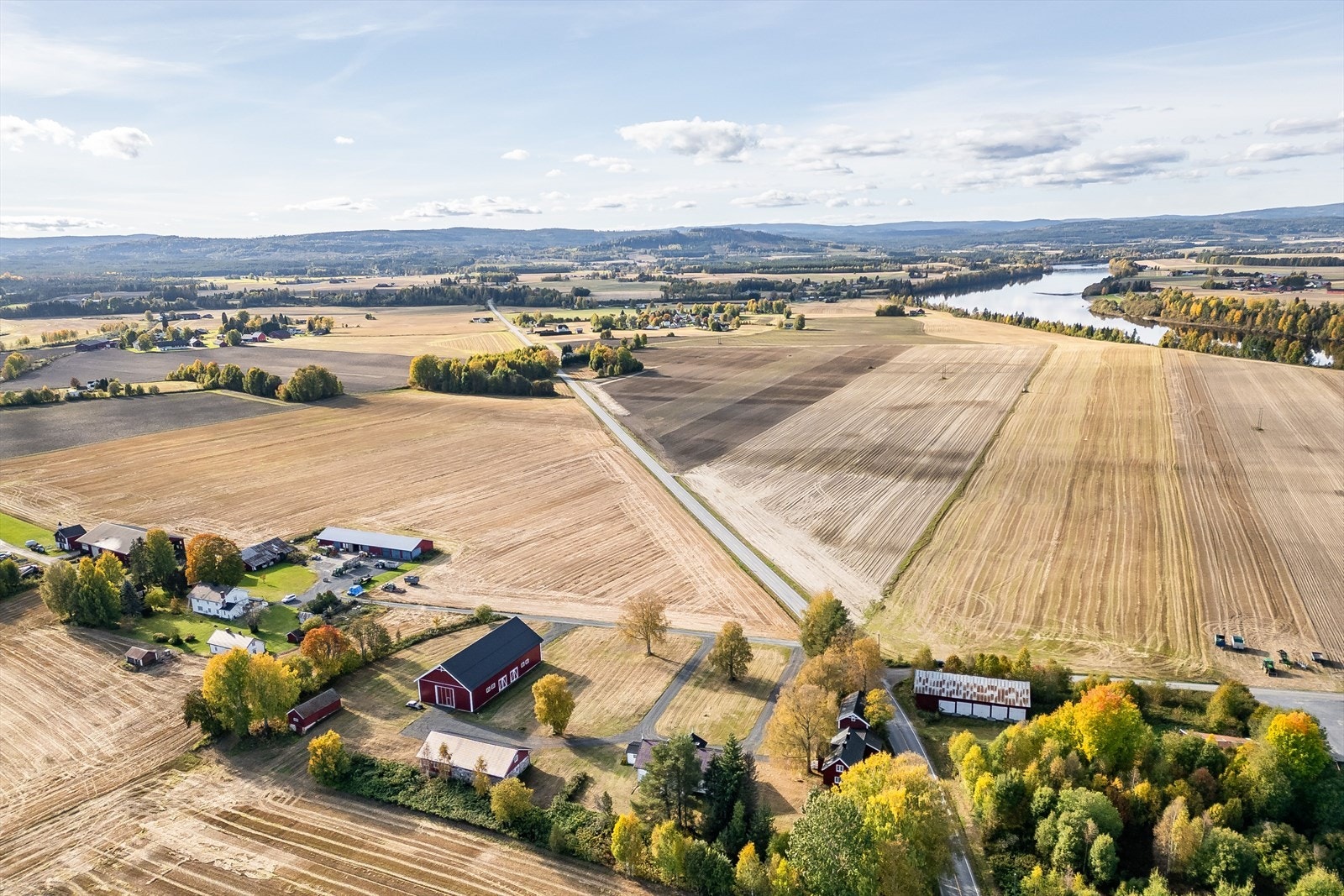 Gårdsbruket ligger i idylliske omgivelser i et hyggelig område på Lauta, omgitt av åker og eng. Eiendommen ligger både nær sentrum på Flisa og samtidig nær naturen. Galleribilde