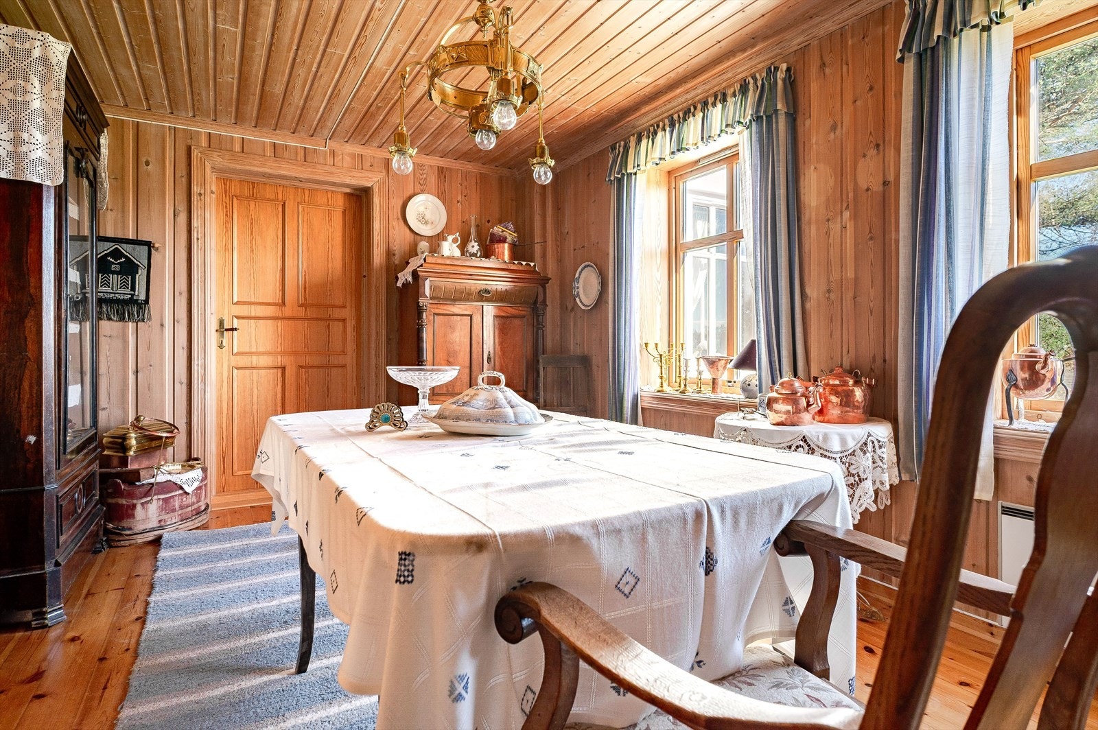 Rom innredet som spisestue. Galleribilde