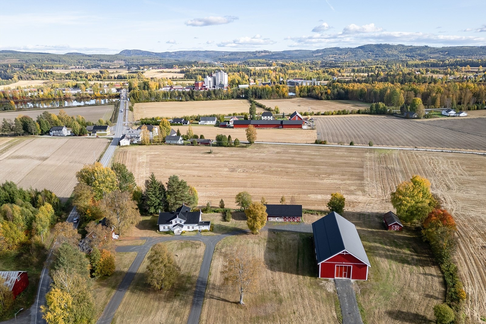 Fra eiendommen er det ca. 2,5 km til Flisa sentrum, og her finner du et variert utvalg av forretninger, kjøpesenter, kaféer og diverse servicetilbud i Kaffegata. Her er det også skoler for alle årstrinn og barnehage, samt kino og aktivitetsmuligheter. Galleribilde