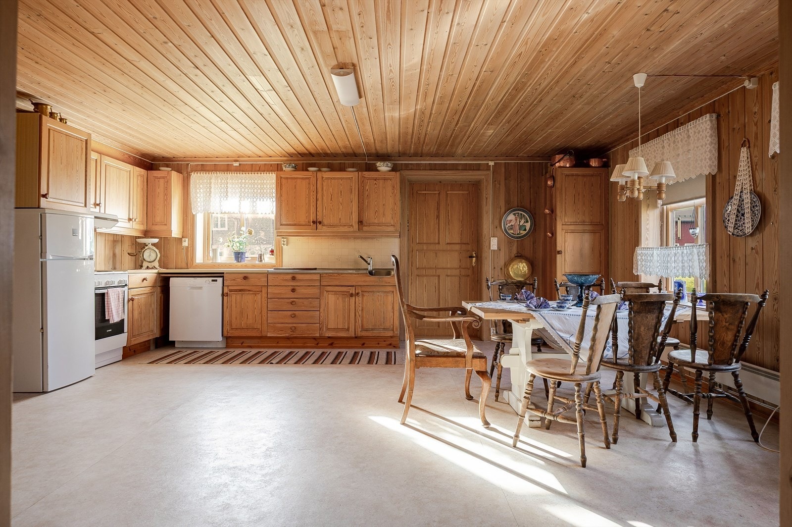 Det er god plass til et stort spisebord på kjøkkenet. Galleribilde