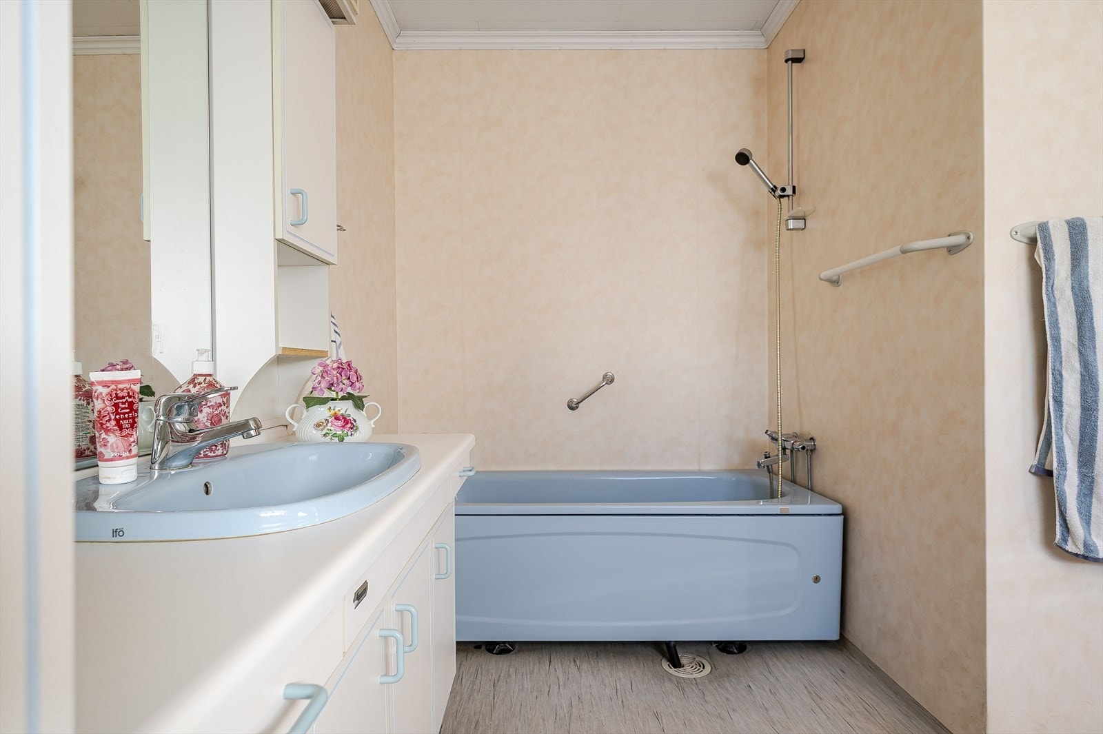 Baderommet har vinyl på gulv med varmekabel, våtromstapet på veggene og elektrisk styrt vifte. Galleribilde