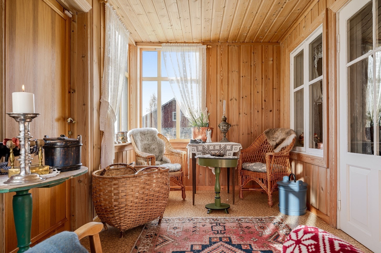 Store klassiske vinduer slipper inn fint naturlig lys. Galleribilde