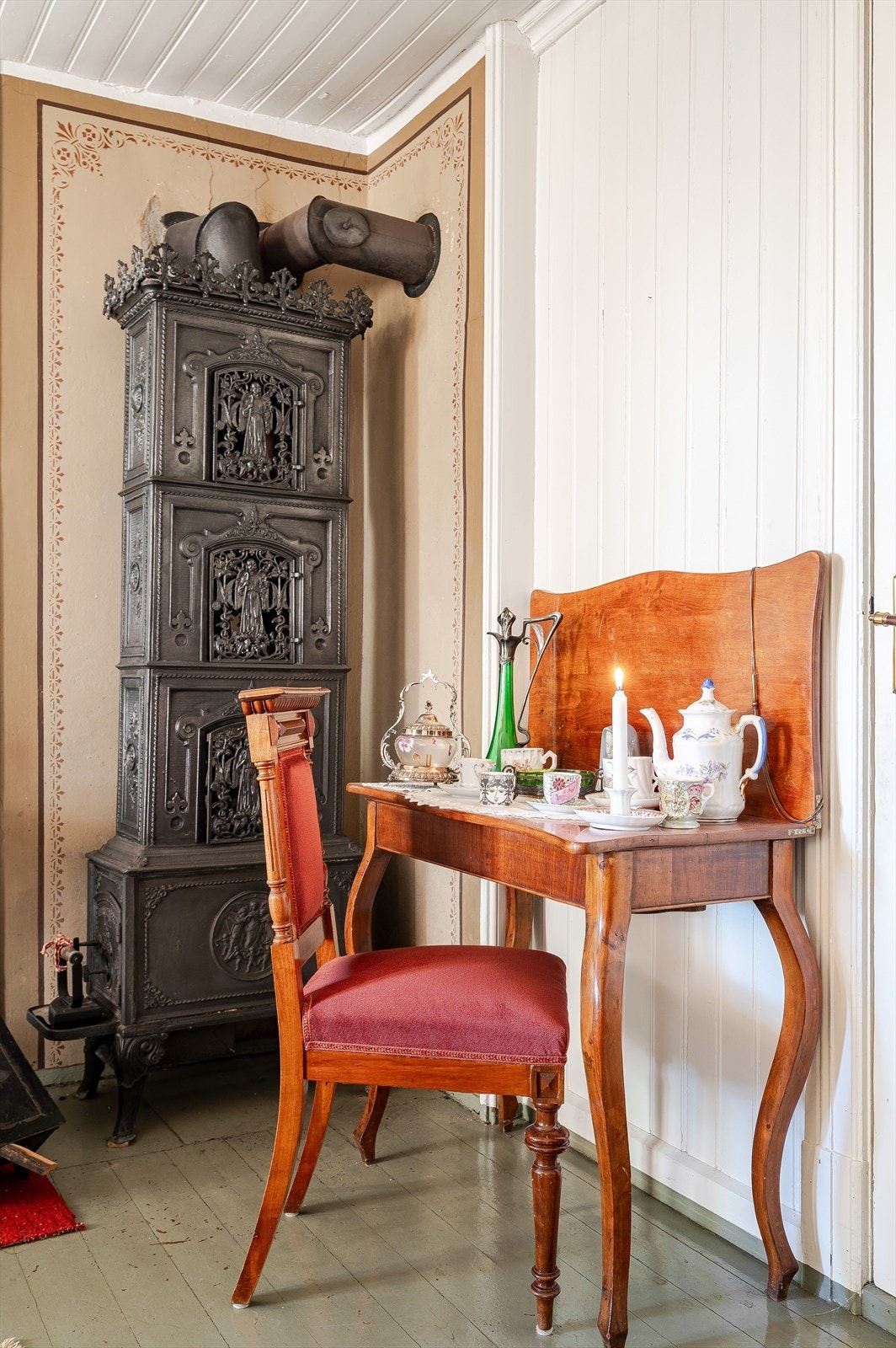 I hjørnet av rommet er det en klassisk vedovn som er et lekkert møbel i seg selv. Galleribilde