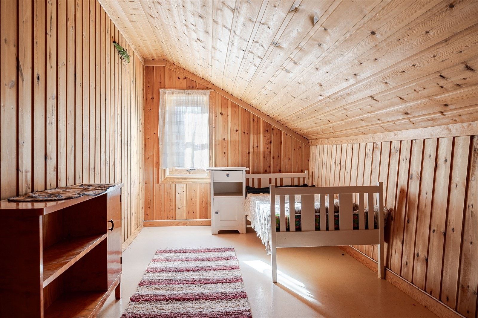 Det er flere kott/garderober i 2. etasje som gir god oppbevaringsplass. Galleribilde