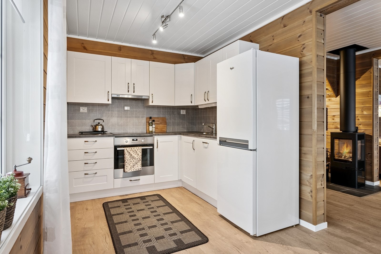 Kjøkken med åpen løsning til stue. Galleribilde