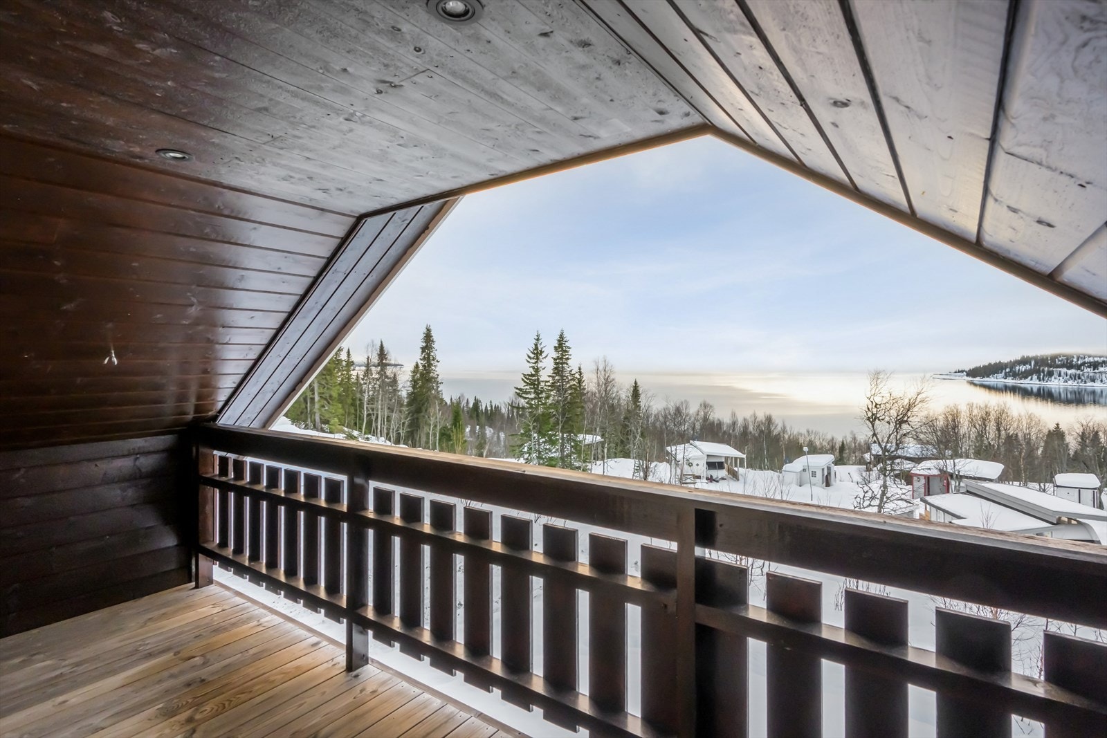 Balkong med overbygg og fin utsikt. Galleribilde