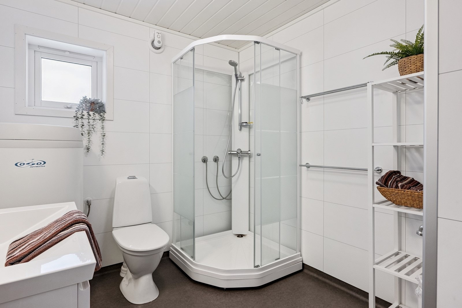 Bad med dusjkabinett og varmekabler i gulv. Opplegg for vaskemaskin. Galleribilde