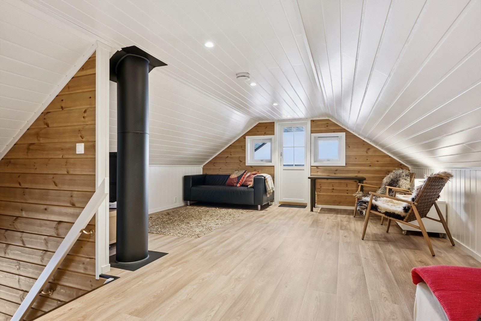 Loftstue som ikke er medregnet i oppgitt BRA da takhøyde på midten er 1,85. Minimum målbar høyde er 1,9 m. (Ikke måleverdig areal totalt loft (ALH) er 43 kvm) Galleribilde