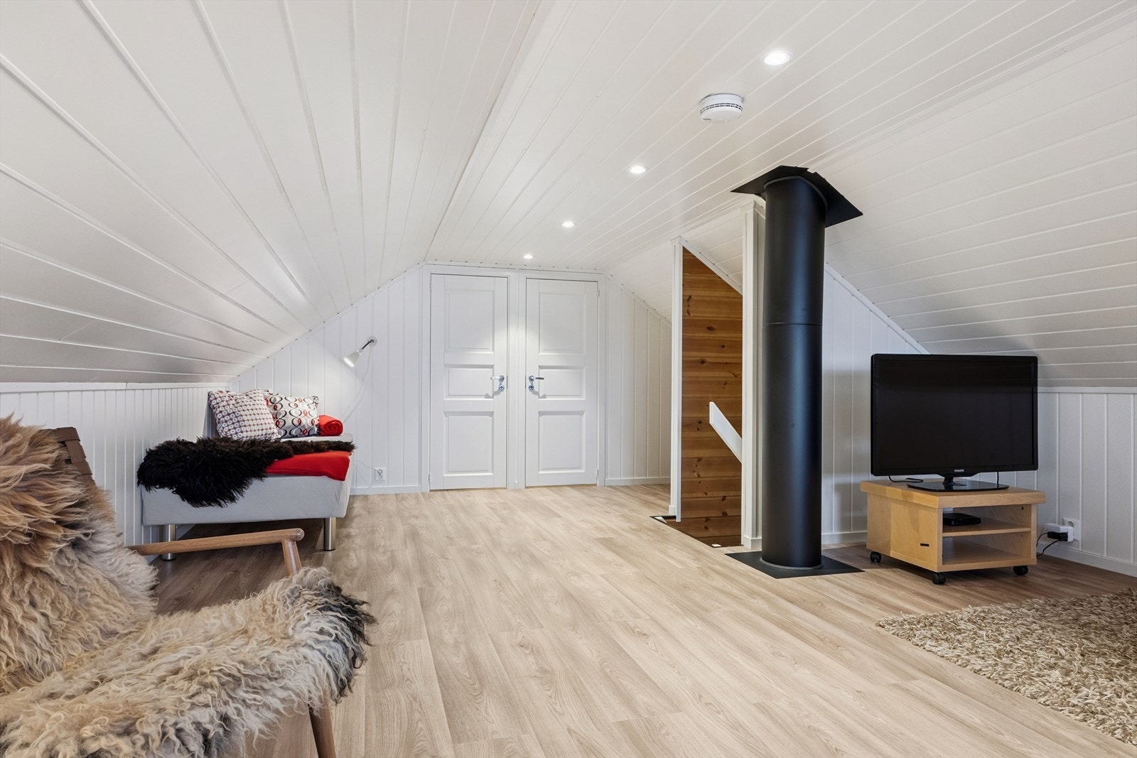 Loftstue som ikke er medregnet i oppgitt BRA da takhøyde på midten er 1,85. Minimum målbar høyde er 1,9 m. (Ikke måleverdig areal totalt loft (ALH) er 43 kvm) Galleribilde