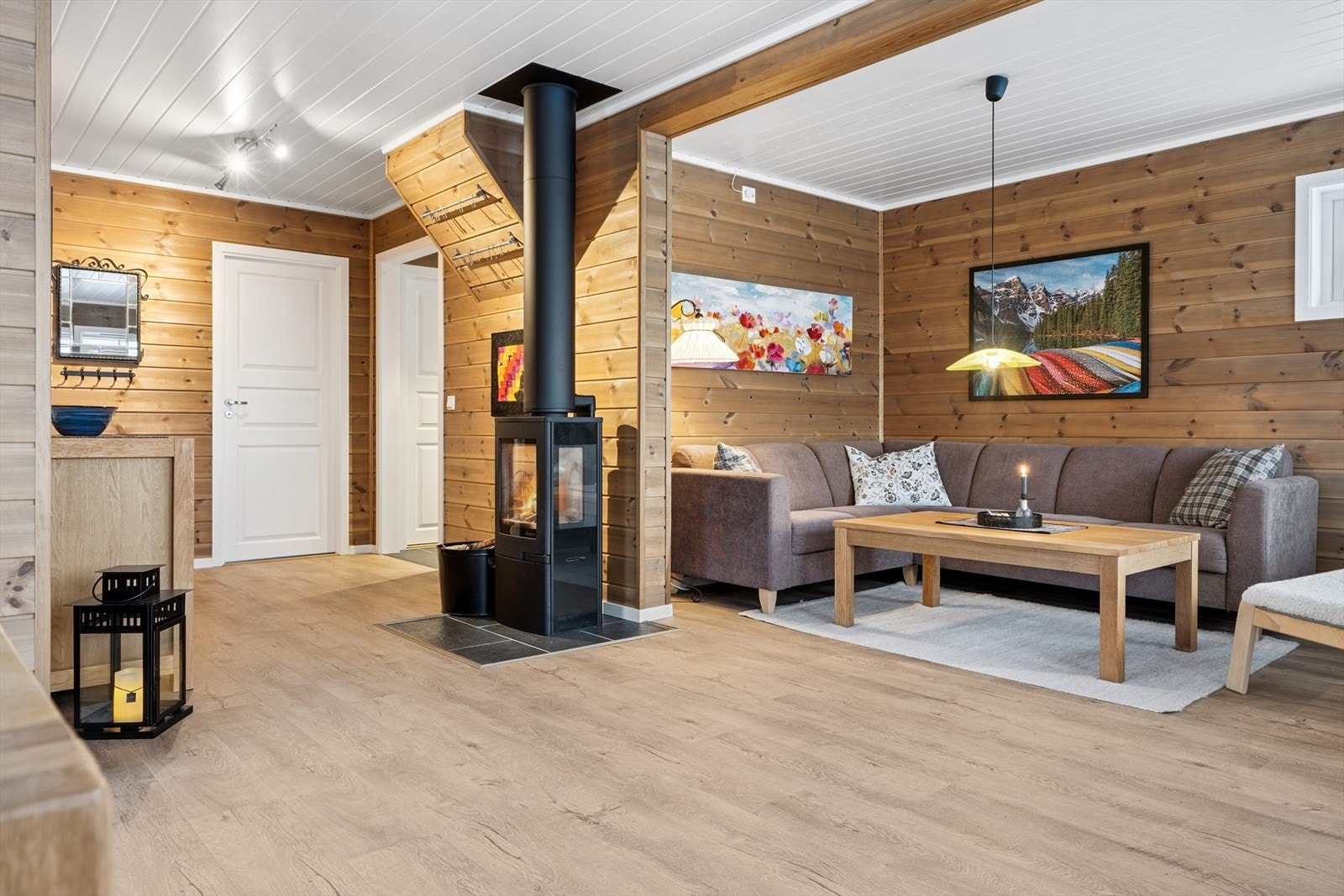 Tidsriktig stil og fargevalg på gulv og vegger. Galleribilde