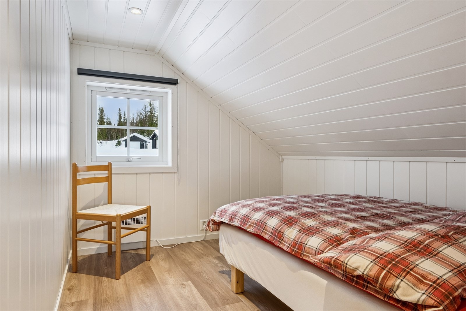 Soverom 2 av 2 på loft som ikke er medregnet i oppgitt BRA da takhøyde på midten er 1,85. Minimum målbar høyde er 1,9 m. Galleribilde