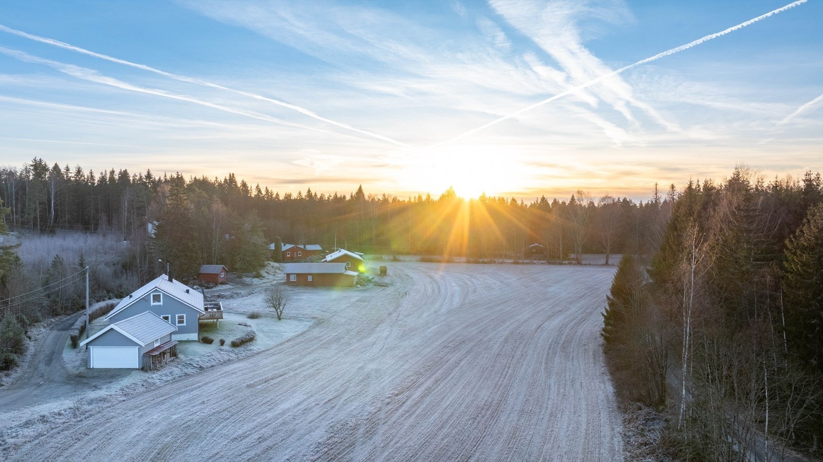 Eiendommen har en optimal beliggenhet dersom du søker det gode livet på landet med nærhet til friluftsområder, men samtidig kort kjøretur fra Oslo (ca.37 min). Galleribilde