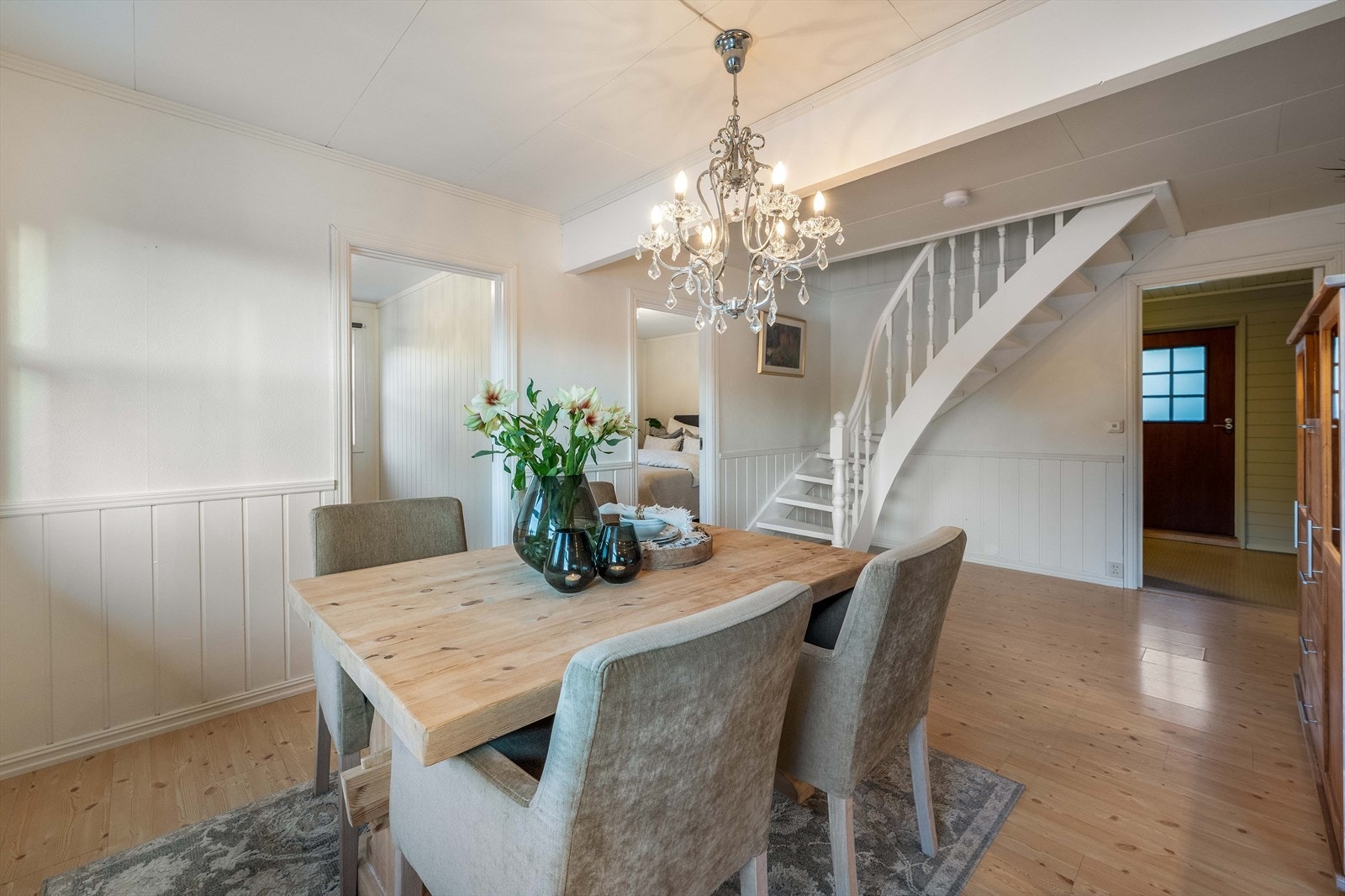 Spisestue med plass til spisebord. Galleribilde