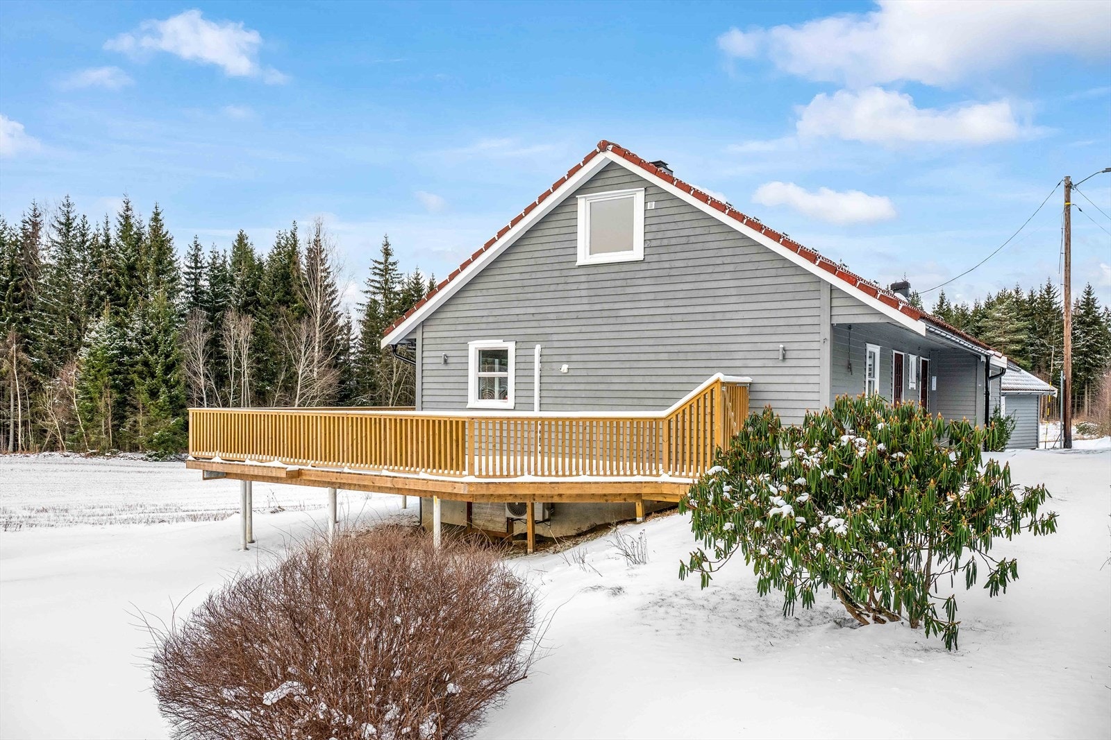 Eiendommen har en optimal beliggenhet dersom du søker det gode livet på landet med nærhet til friluftsområder, men samtidig kort kjøretur fra Oslo (ca.37 min). Galleribilde