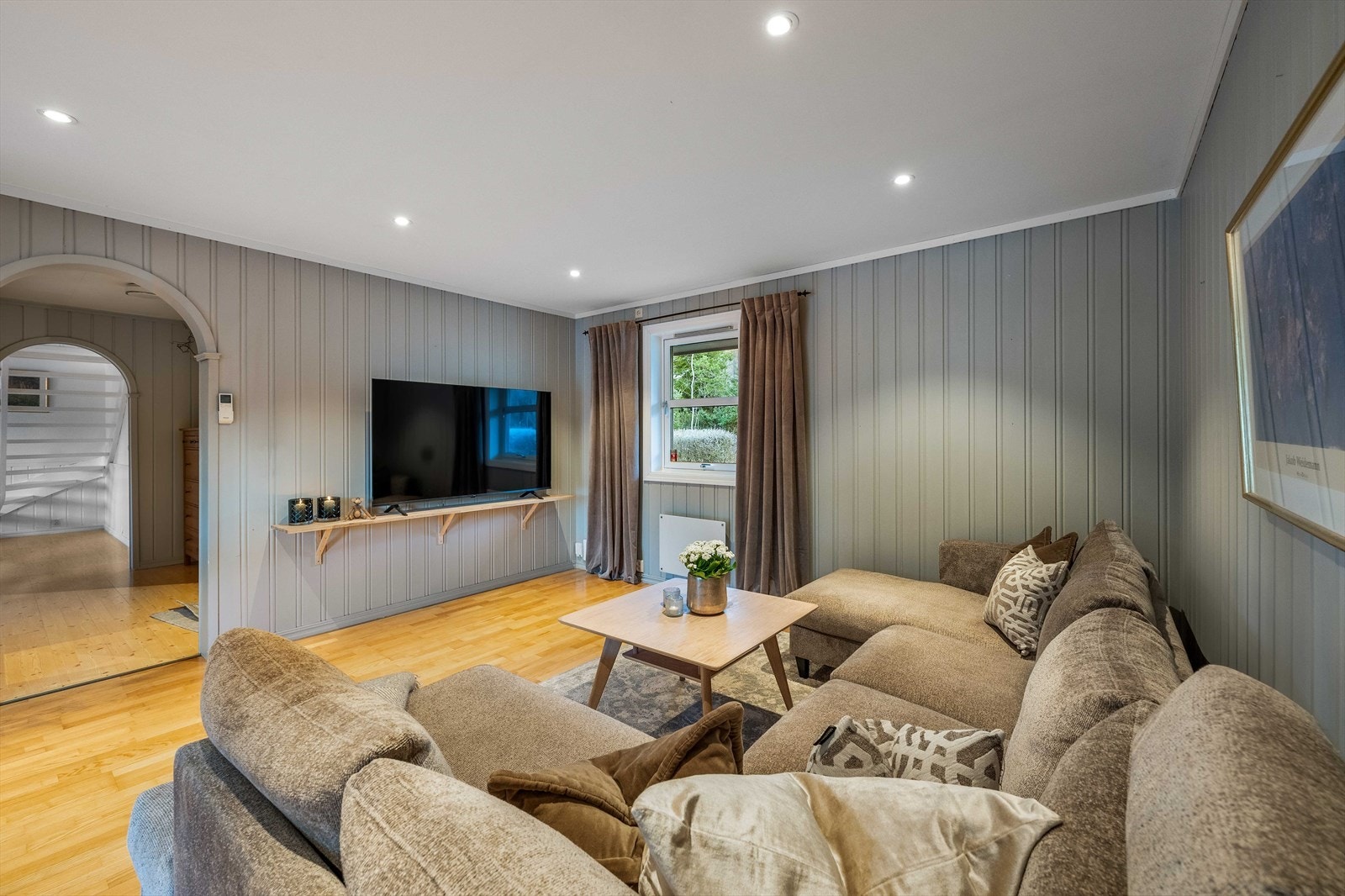 Innbydende stue med god plass til sofagruppe og annet ønsket innventar. Galleribilde