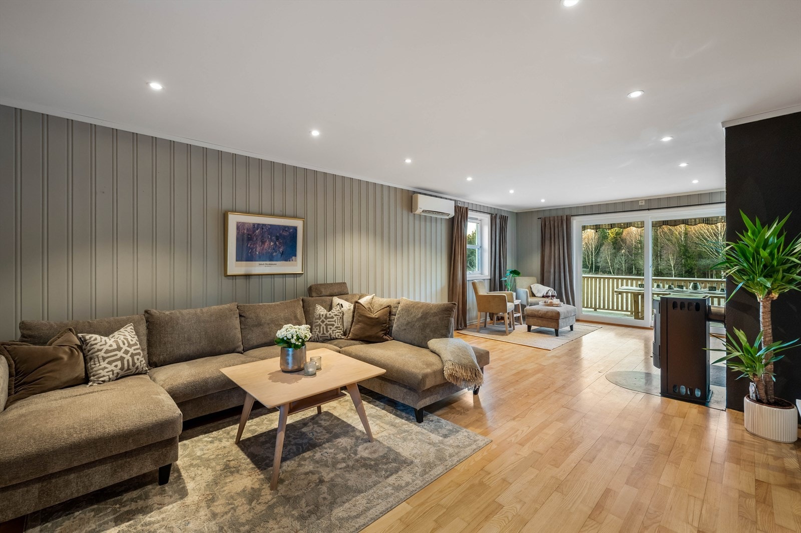 Boligen har store og romslige rom, god planløsning og fine uteplasser med landlig omgivelser - samtidig som det er sentrumsnært. Galleribilde