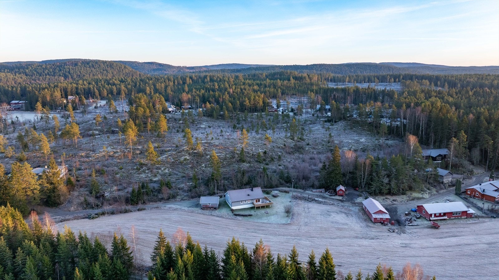 Rett utenfor døren finner du mange turstier og områder. Galleribilde