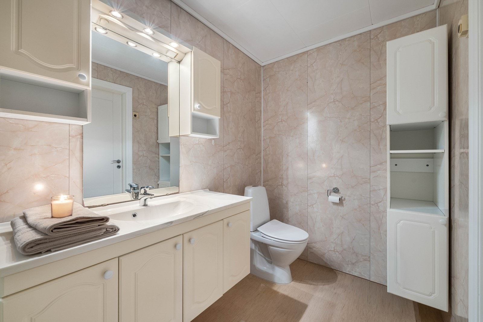 Eldre bad med baderomsplater på vegger og belegg på gulv. Galleribilde