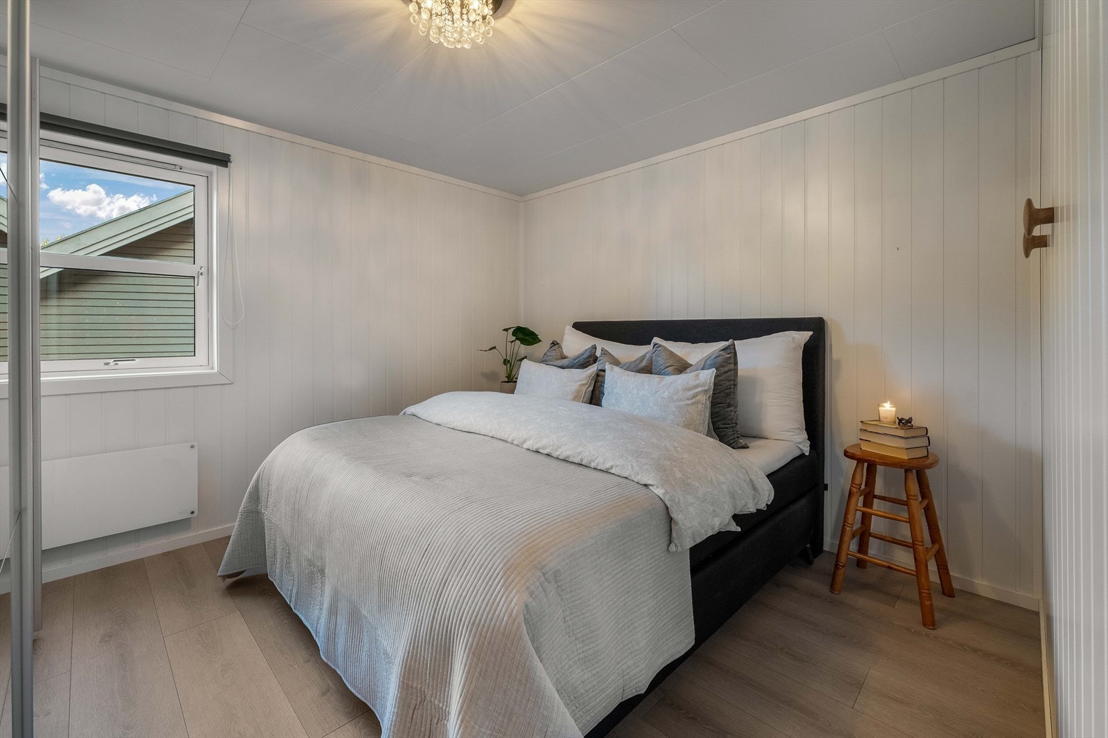 Hovedsoverommet er av god størrelse og har plass til seng og garderobeskap. Galleribilde