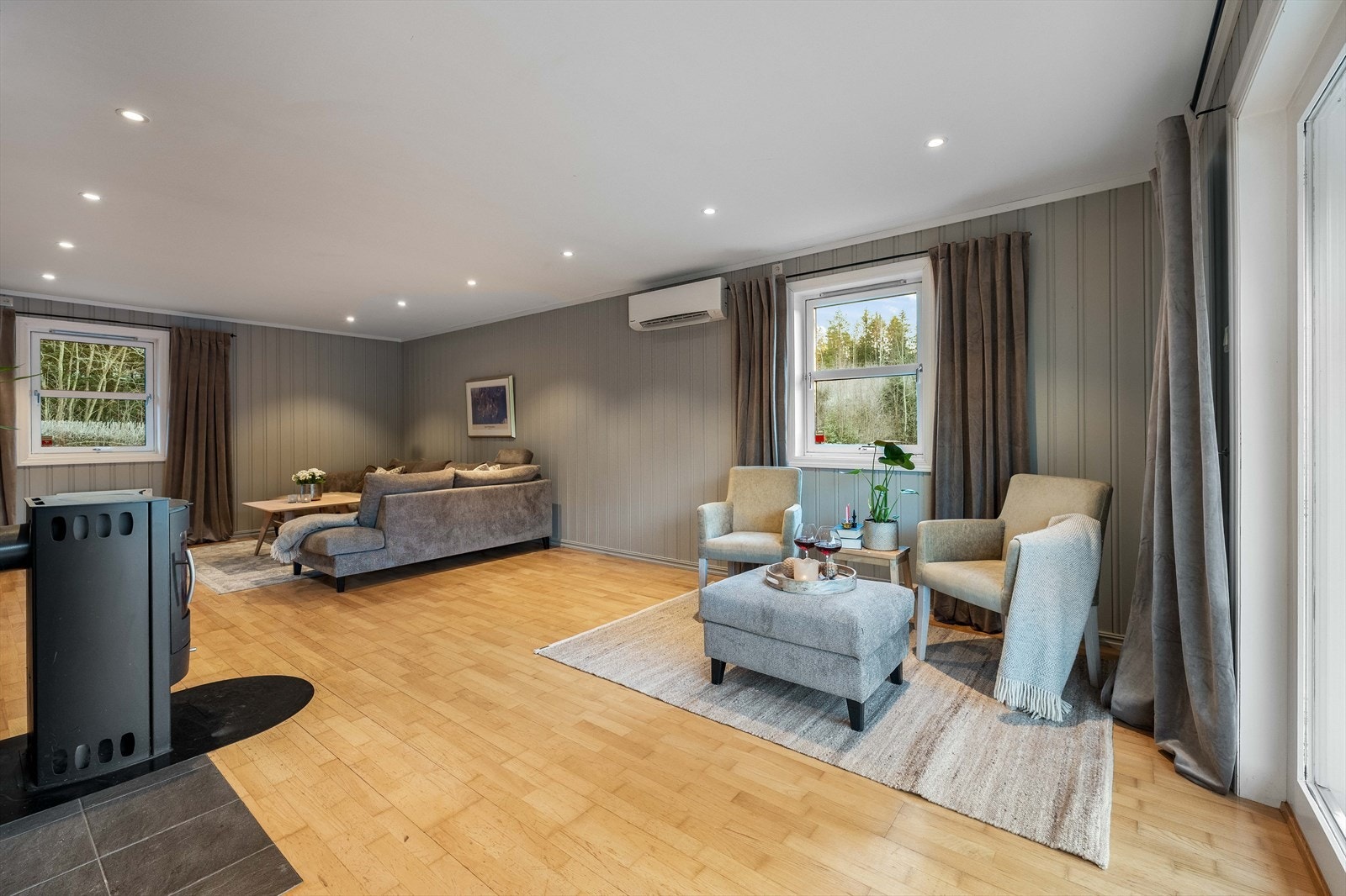 Det er utstrakt bruk av downlights, peisovn og varmepumpe. Galleribilde