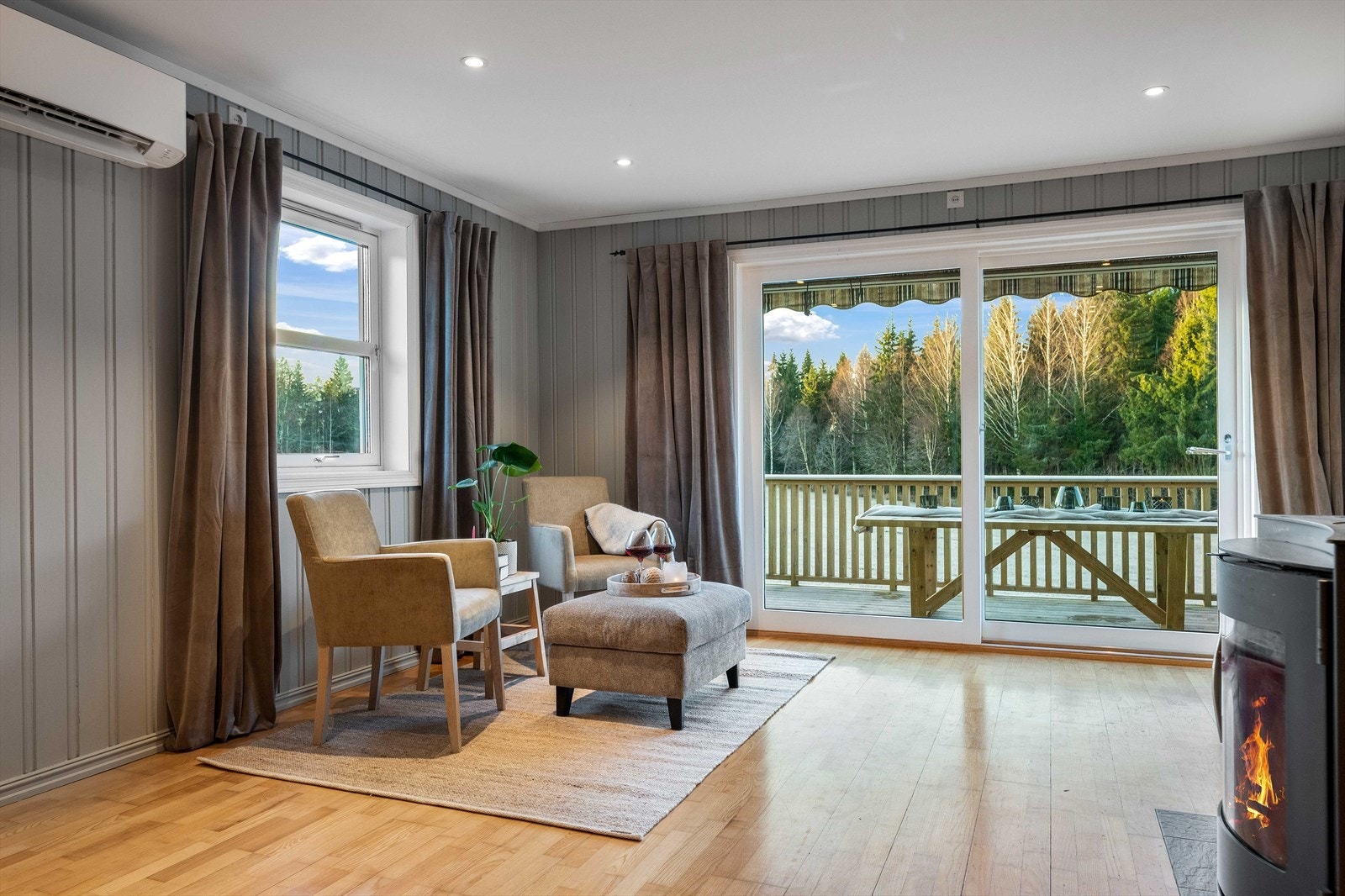 Store vindusflater slipper inn rikelig med naturlig lys. Galleribilde