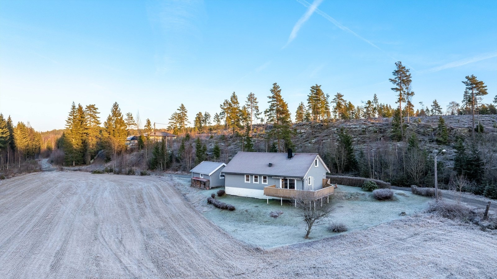 Eiendommen har en landlig og idyllisk beliggenhet midt mellom Fetsund og Sørumsand. Galleribilde