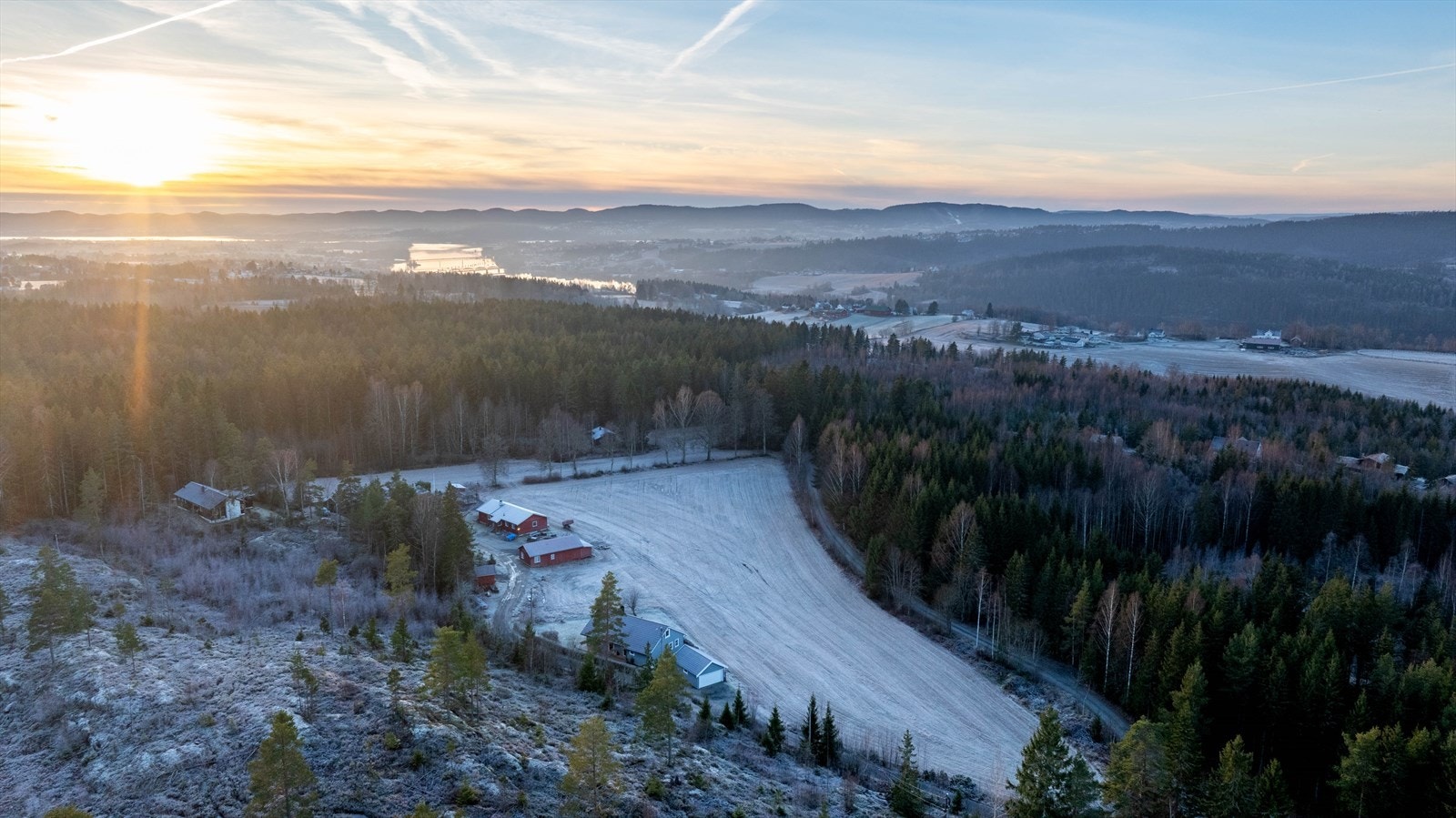 Her finner du alt du trenger innen kort rekkevidde. Både Fetsund og Sørumsand er ca. 10 minutters kjøring fra huset med flere butikker, apotek og vinmonopol. Galleribilde