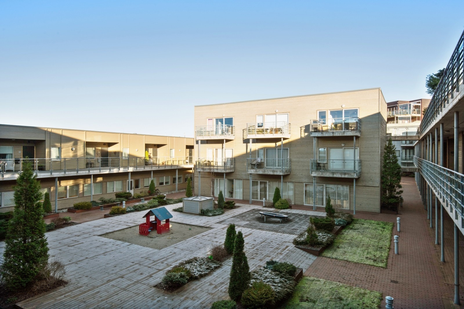 Atrium. leiligheten ligger øverst til høyre Galleribilde