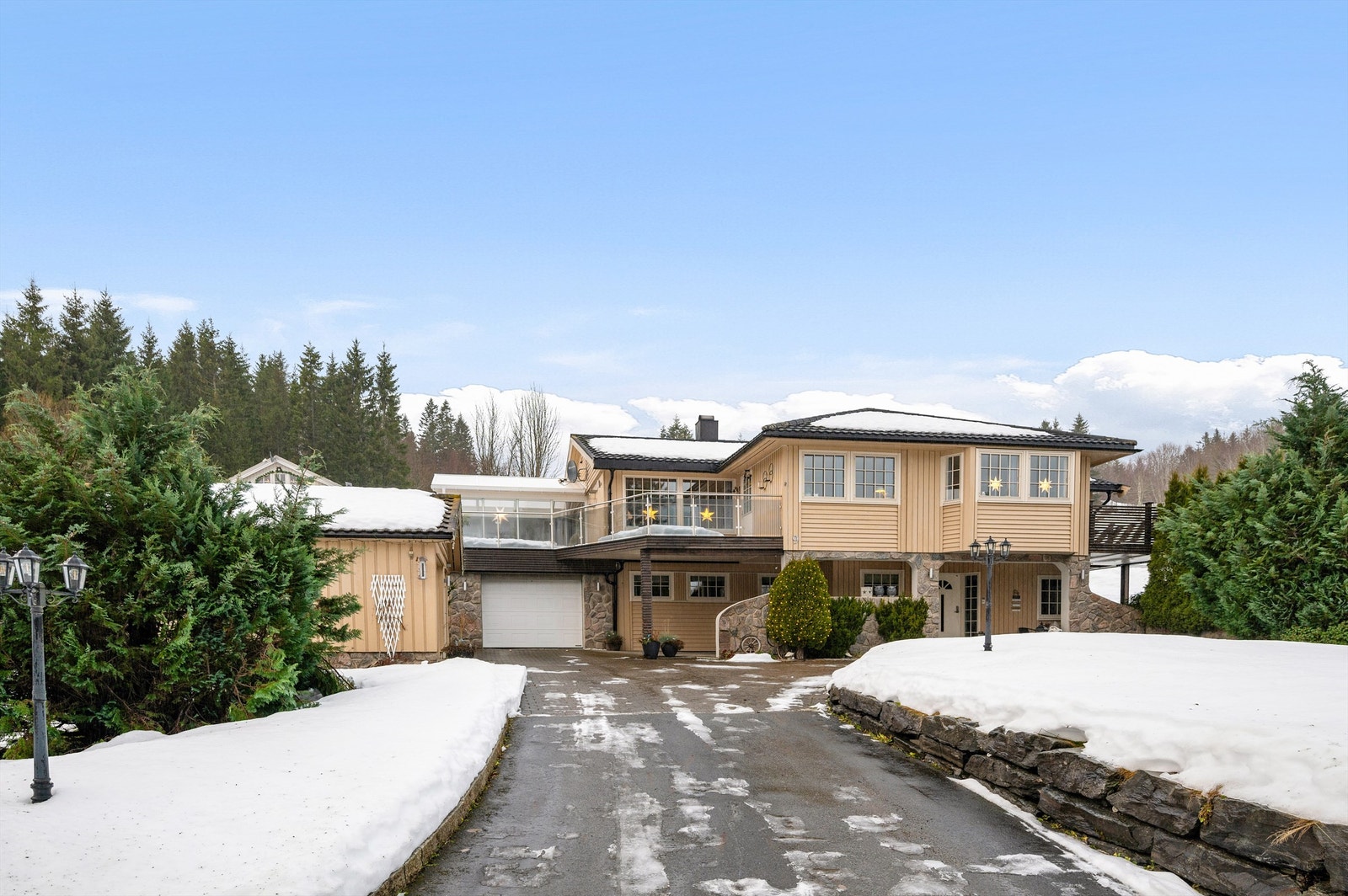 Området oppleves rolig og barnevennlig, med lite trafikk og gode muligheter for rekreasjon rett utenfor døren. Galleribilde