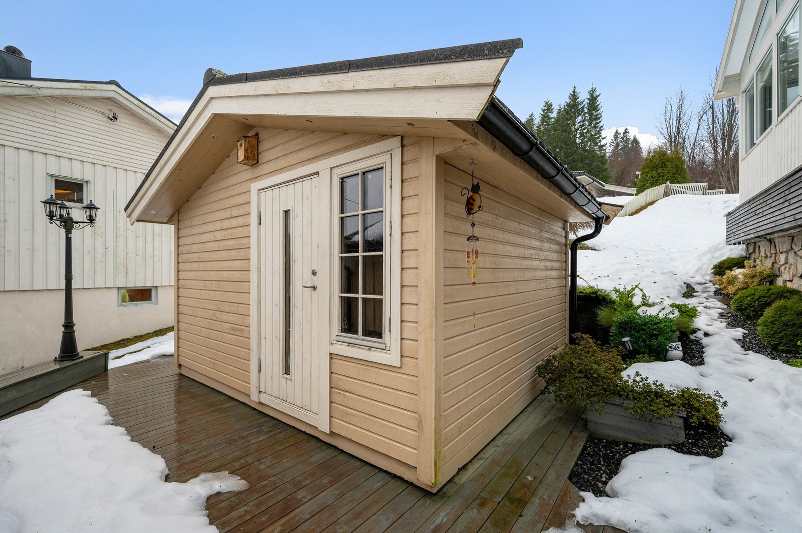 Nærområdet byr på rike friluftsmuligheter året rundt, med kort vei til både skog og fjord. Her finnes flotte turstier, rolige landeveier og gode bade og fiskemuligheter. Turene mot Storheia er populære og gir flotte naturopplevelser samt panoramautsikt. Galleribilde