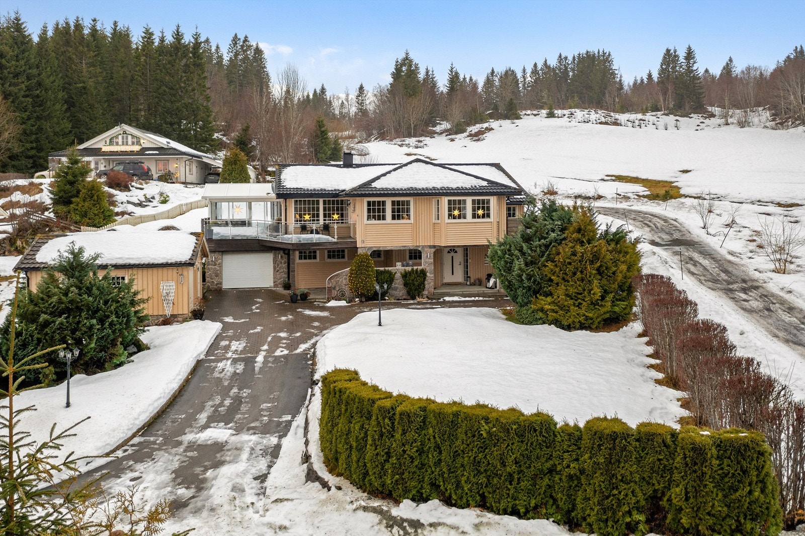 Velkommen til Korpanveien 9 - og denne innholdsrike eneboligen beliggende i et tilbaketrukket og rolig område med god privatfølelse, lite trafikk og trygge omgivelser.
Foto: Harald Wanvik v/Interiørfoto og Vidar Alvik v/ Grattis Foto Galleribilde