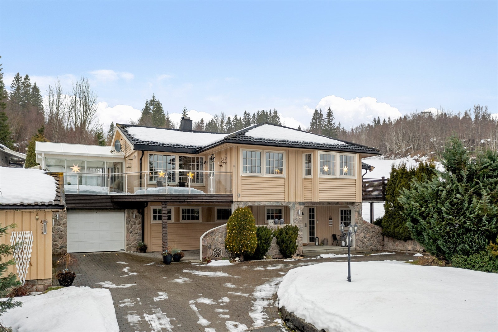 Her bor man med kort vei til blant annet barnehage, skole, videregående, idrettsanlegg, flerbrukshall, nærbutikk og Trondheim. Galleribilde