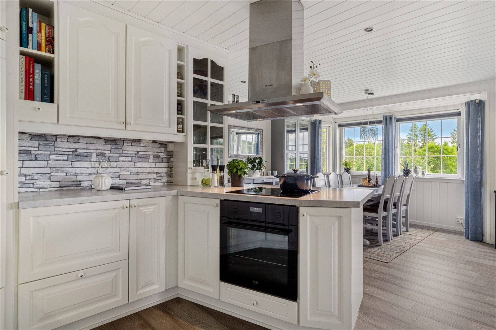 Kjøkkenet har rikelig med skap- og benkeplass å boltre seg på! Galleribilde