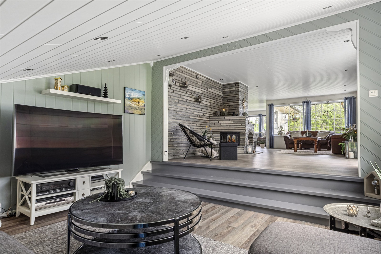 Man har god plass til både spisegruppe og sofagruppe med tilhørende TV-møblement. Galleribilde