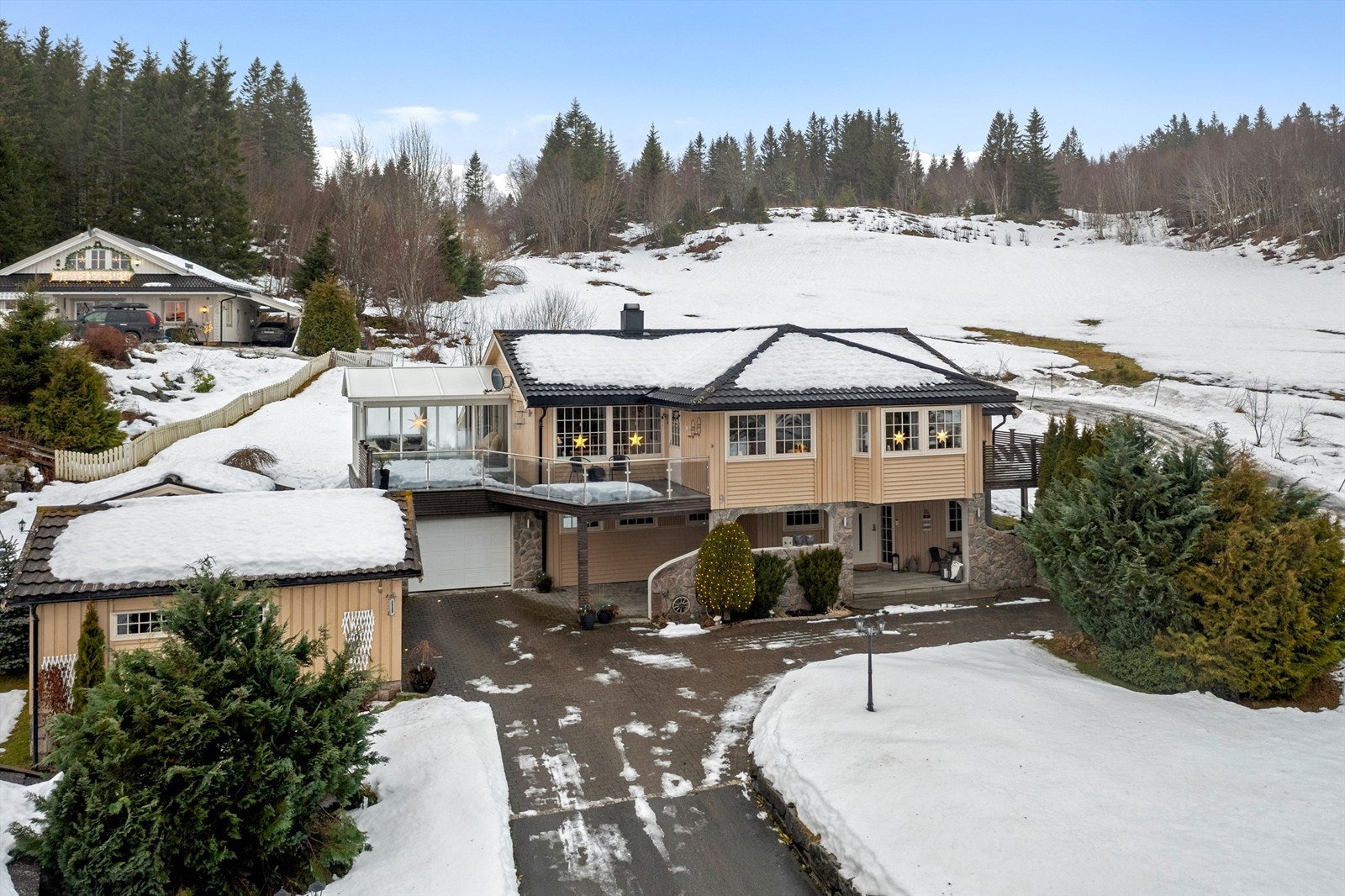 For barnefamilier er området godt tilrettelagt med trygge omgivelser og nærhet til idrettsanlegg og fritidstilbud. Skavelmyra idrettsanlegg tilbyr fotballbaner, friidrettsfasiliteter og lysløype som kan benyttes flittig gjennom hele året. Galleribilde