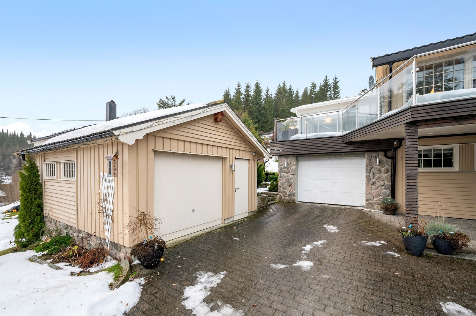 Vannvikan sentrum ligger kun få minutters kjøring unna og tilbyr dagligvarehandel, skole, barnehage og øvrige servicetilbud. Hurtigbåtforbindelsen over fjorden gir enkel tilgang til Trondheim, i tillegg fergeforbindelsen mellom Flakk og Rørvik. Galleribilde