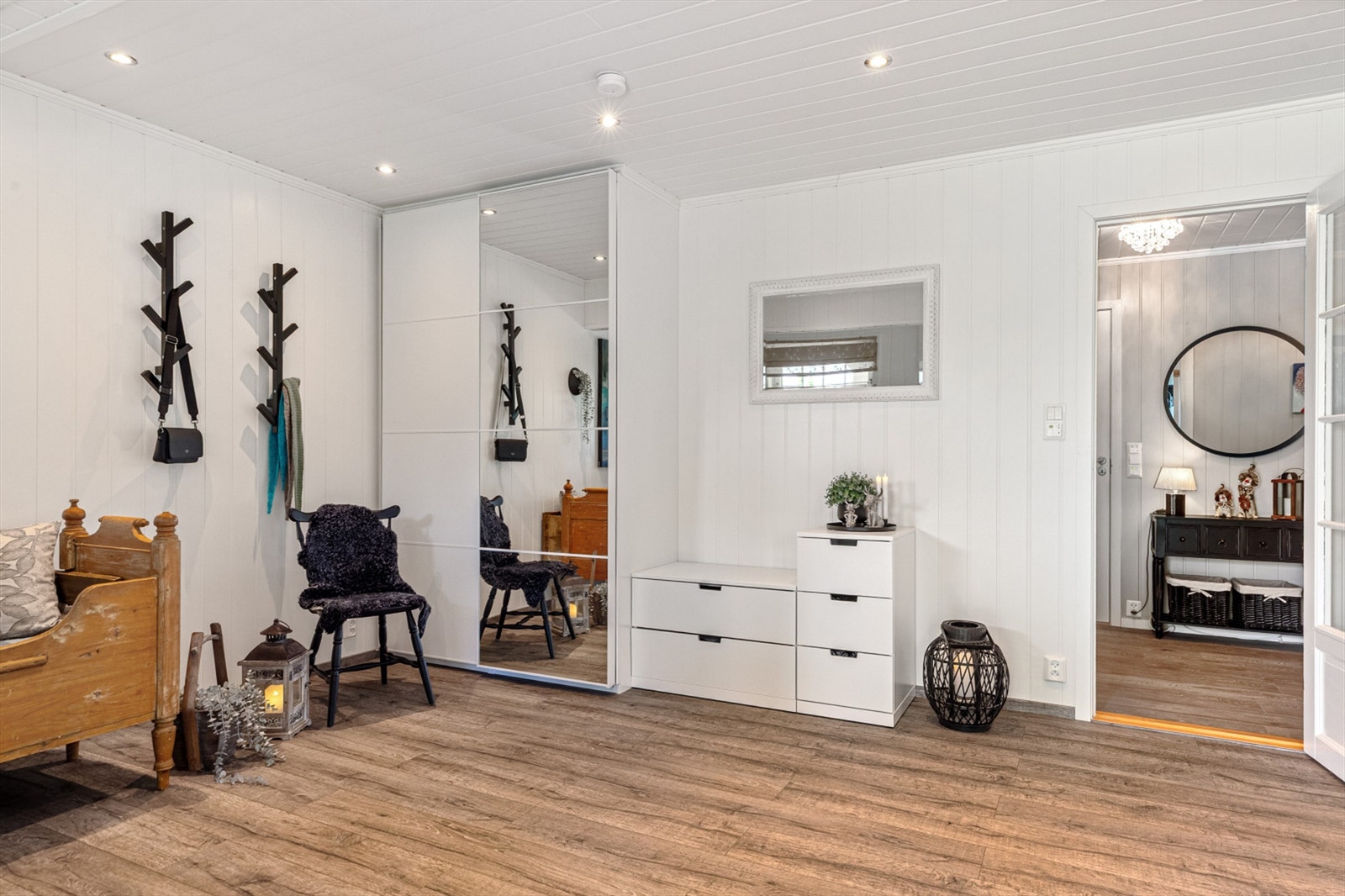 Videre disponerer boligen et uthus på 11 kvm med ytterligere lagringsmuligheter, samt en praktisk innvendig bod på 5 kvm. Galleribilde