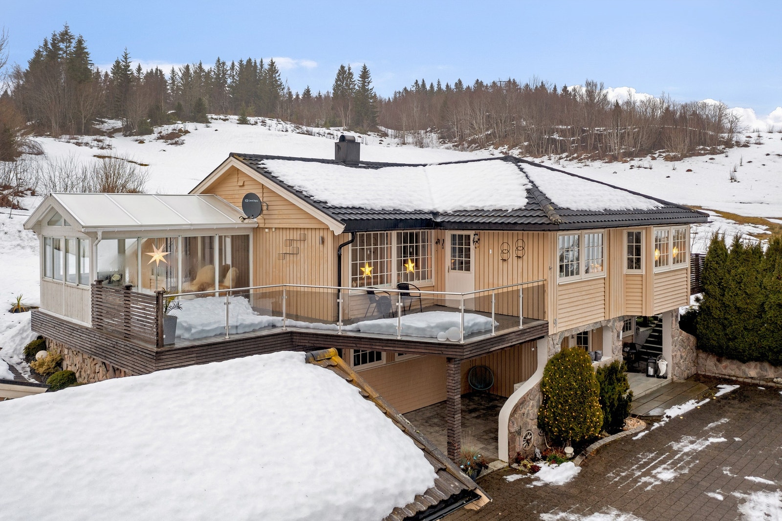 Korpanveien 9 ligger fredelig og attraktivt til i Vanvikan på Fosen, her får man et etablert boligområde med spredt bebyggelse og naturskjønne omgivelser. Galleribilde