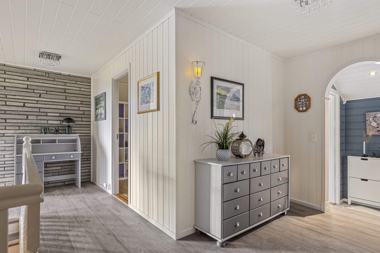 Hovedetasjen består av stue, kjøkken, TV-stue, entré, bad og tre soverom. Galleribilde