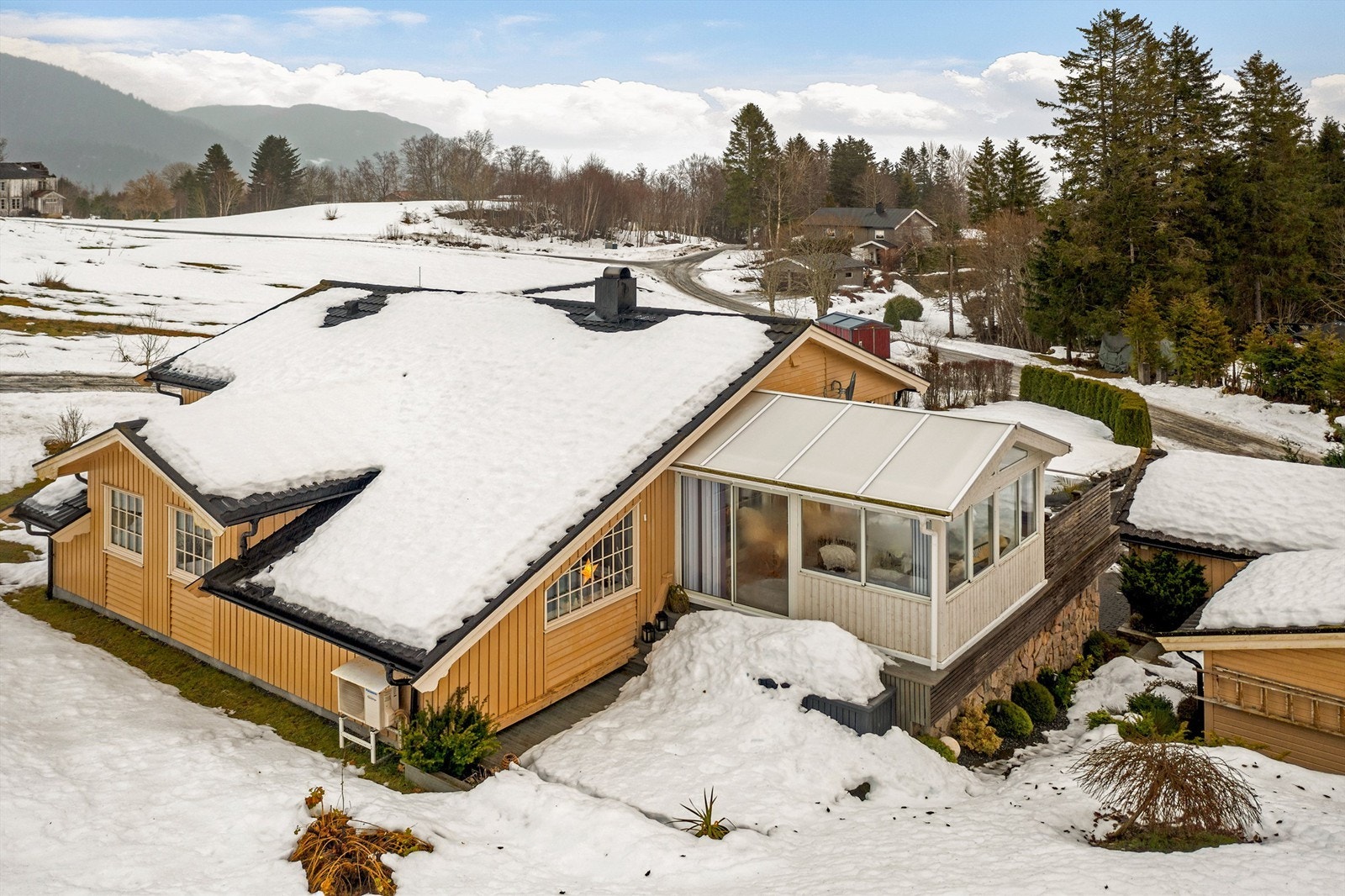 Eiendommen har fin beliggenhet i terrenget med gode solforhold og vakker utsikt mot nærliggende landskap og Trondheimsfjorden. Galleribilde